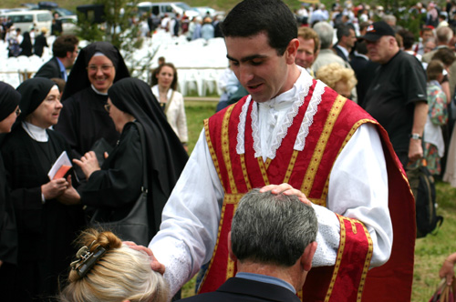 L'abbé David Aladalur bénissant ses parents