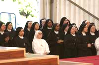 Les religieuses attentives et émues