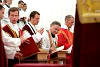 L'abbé Bonneterre prêtre assistant de son tout nouveau jeune confrère dans le sacerdoce