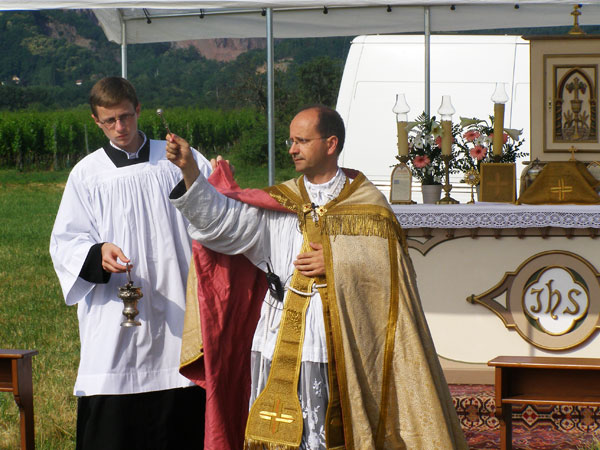 Bénédiction du prieuré Saint-Florent par l'abbé Jacques Laguérie